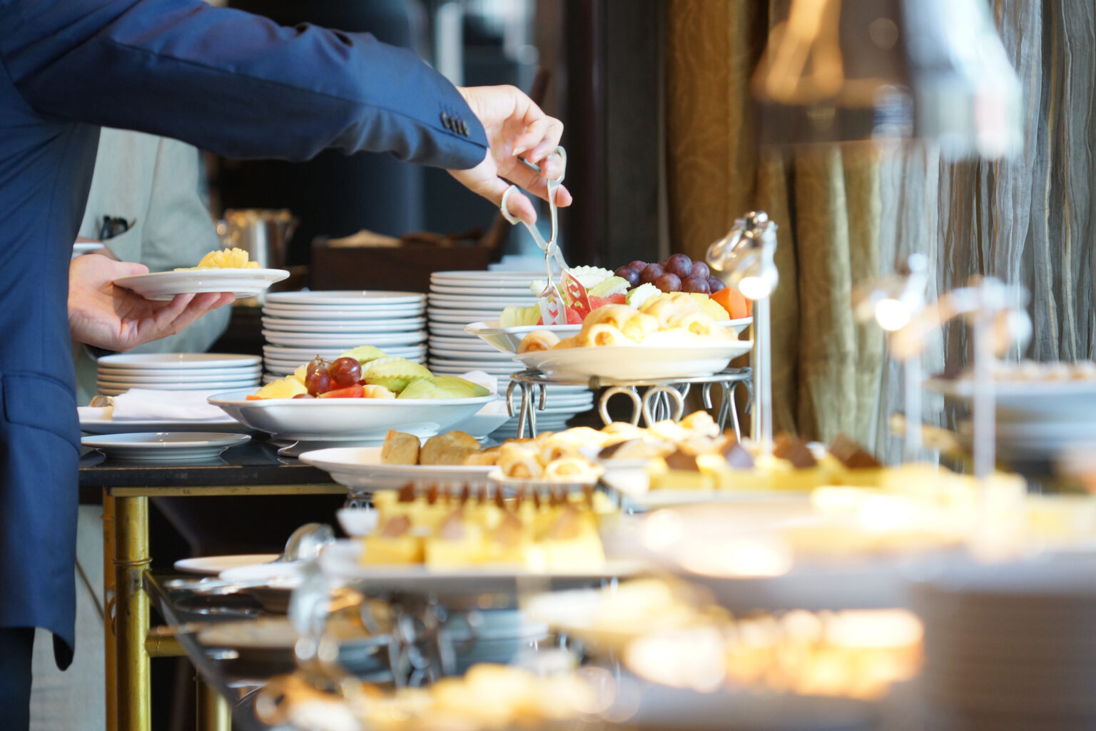 International buffet in the hotel for meetings and seminars, dining together.